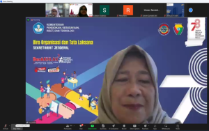 Pada hari Kamis (25/01/2024) telah dilaksanakan kegiatan Sosialisasi Survei Persepsi Anti Korupsi dan Survei Persepsi Kualitas Pelayanan Publik oleh Kementerian Pendidikan, Kebudayaan , Riset dan Teknologi secara daring melalui platform zoom meeting. Dekan FPIPS UPI dan perwakilan Tim Zona Integritas FPIPS UPI hadir sebagai peserta undangan secara daring dalam kegiatan ini bersama dengan undangan lainnya yang berasal dari berbagai unit di Kemendikbudristek yang terdiri dari perwakilan Kepala BBPPMPV , Direktur Politeknik dan Dekan dari PTN. Kegiatan sosialisasi diawali pembukaan oleh Dra. Ovi Soviaty Rivay, M. Pd dari Biro Organisasi dan Tata laksana (Biro Ortala) Kemendikbudristek. Dilanjutkan dengan pematerian oleh narasumber dari Kementerian Pendayagunaan Aparatur Negara dan Reformasi Birokrasi (Kemenpan RB) yaitu Ibu Puti dan narasumber dari Kemendikbudristek yaitu Bapak Ben Haziq. Dalam paparannya Ibu Puti dari Kemenpan RB berfokus dalam paparan tentang Surat Edaran dari Menpan RB No. 4 Tahun 2023 terkait SPAK dan SPKP dalam Pembangunan Zona Integritas. Dijelaskan pula secara rinci tentang Kuota Pengusulan ZI Tahun 2023, Pelaksanaan Survey Mandiri dan Pelaksanaan Evaluasi Mandiri Pembangunan ZI menuju WBK oleh Instansi Pemerintah. Untuk tahun 2023 Kuota Pengusulan ZI tidak diberlakukan . Pelaksanaan Survei ini bertujuan untuk memberikan gambaran persepsi anti korupsi secara umum pada setiap unit kerja yang membangun ZI melalui Indeks Persepsi Anti Korupsi (IPAK) dan memberikan gambaran persepsi pengguna layanan kualitas pelayanan publik secara umum untuk setiap unit kerja yang membangun ZI melalui Indeks Persepsi Kepuasan Pelayanan Publik (IPKP).